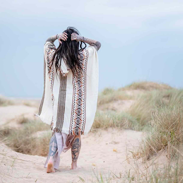 Guanabana - Llama Wool Unisex South American Handwoven Hooded Poncho - white with diamonds pattern