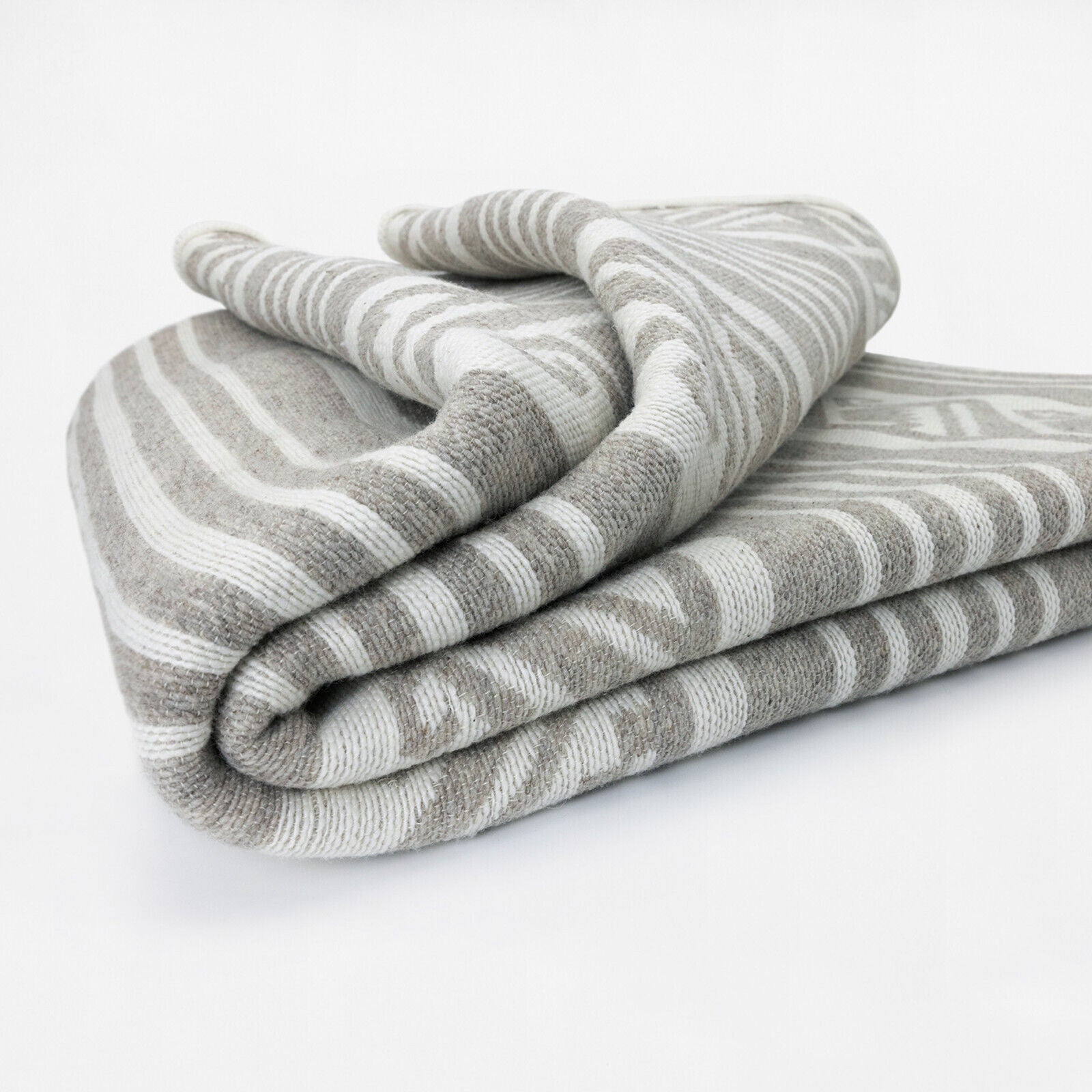 Tivacuno - Heavy and Thick Extra Large Llama wool artisanal handwoven Blanket - Ivory/Gray - Aztec Wave Pattern