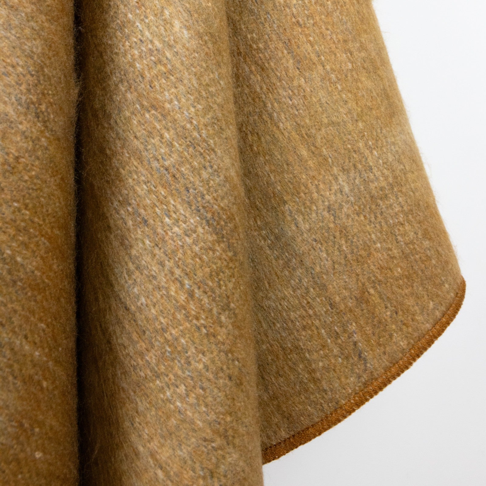 Chilintomo - Double Density Baby Alpaca Wool Throw Blanket / Sofa Cover - Queen 94 x 65 - camel gold