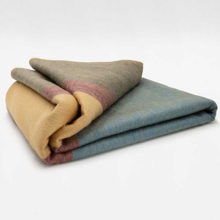 Papallacta baby alpaca wool blanket – product photo 1
