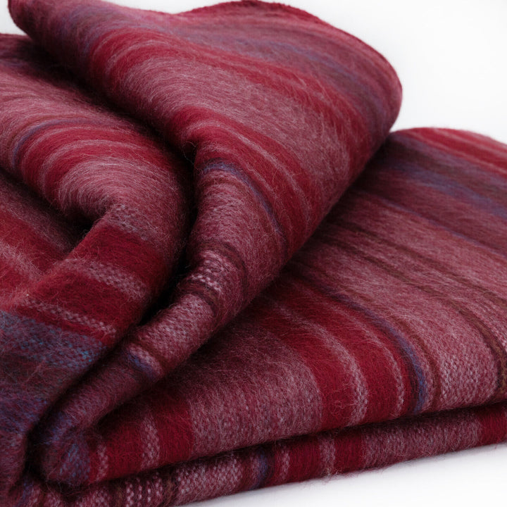 Puruhua alpaca wool throw blanket – product photo 1