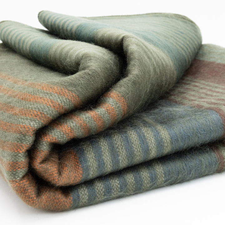 Molleturo baby alpaca wool blanket – product photo 1