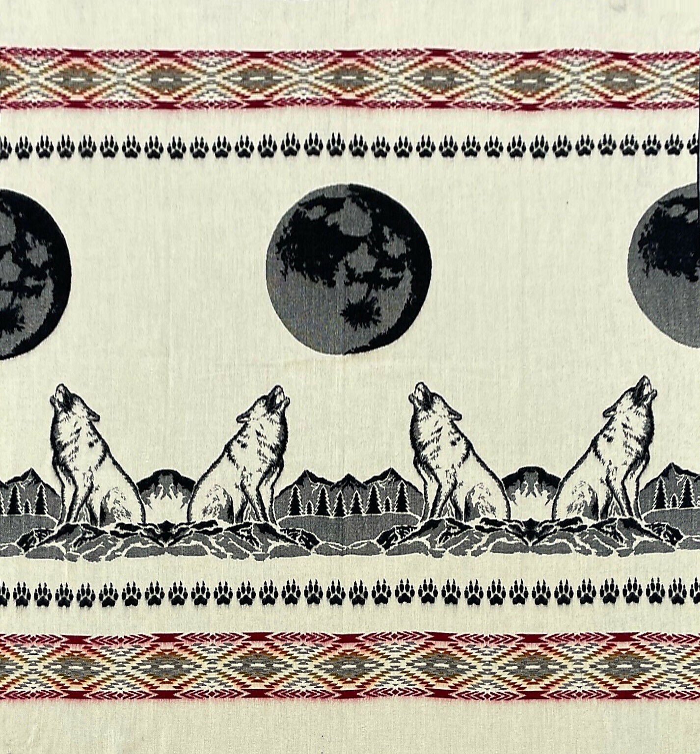 Sinchilupu - Baby Alpaca Blanket - Extra Large - Wolf Pattern - Reversible Black/White