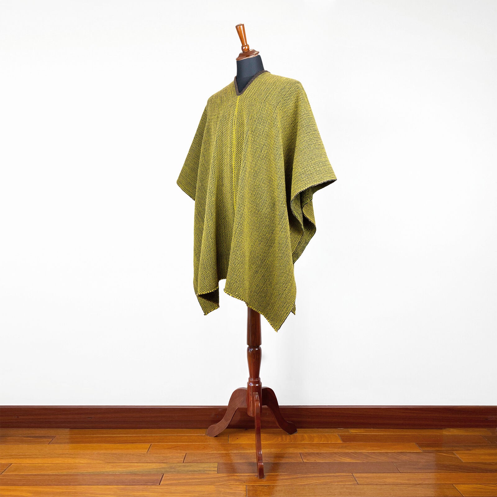 Guayuza - Llama Wool Unisex South American Handwoven Thick Serape Poncho - solid light green/camo