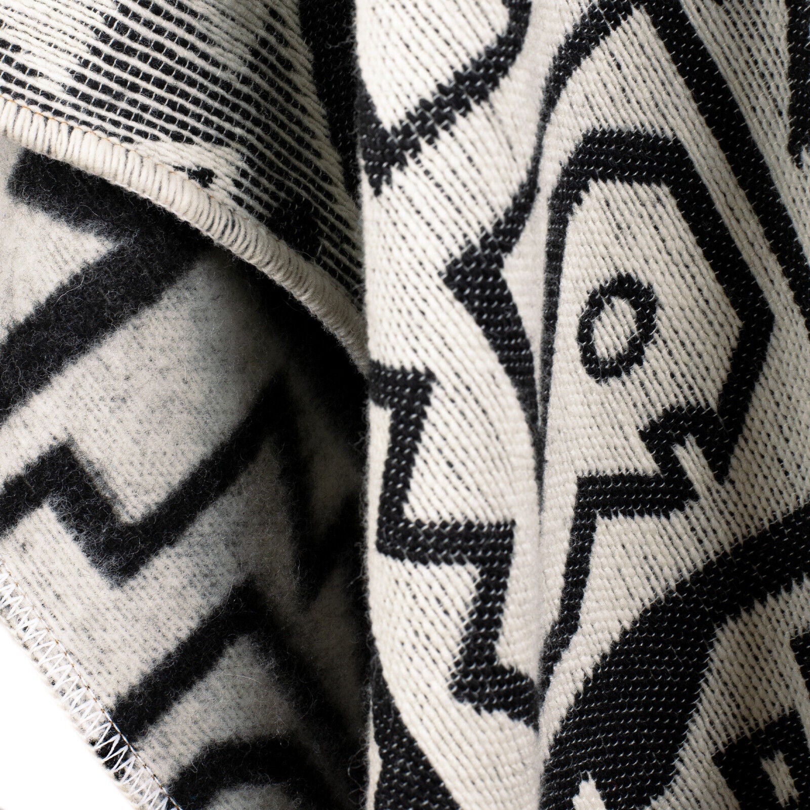 Chiriaco - Llama Wool Unisex South American Handwoven Thick Hooded Poncho - Aztec animal pattern - black-white